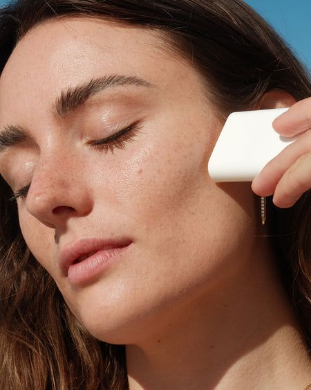 Sunscreen Stick: Solusi Proteksi Wajah Praktis & Anti Lengket